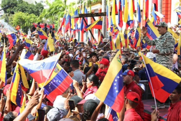 Nicolás Maduro (à direita) acena a apoiadores durante comício, no último sábado, em Caracas: em busca do terceiro mandato/Crédito: AFP