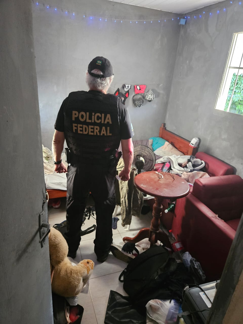 Policiais apreenderam objetos na casa de suspeito/Foto: PF Policiais apreenderam objetos na casa de suspeito/Foto: PF