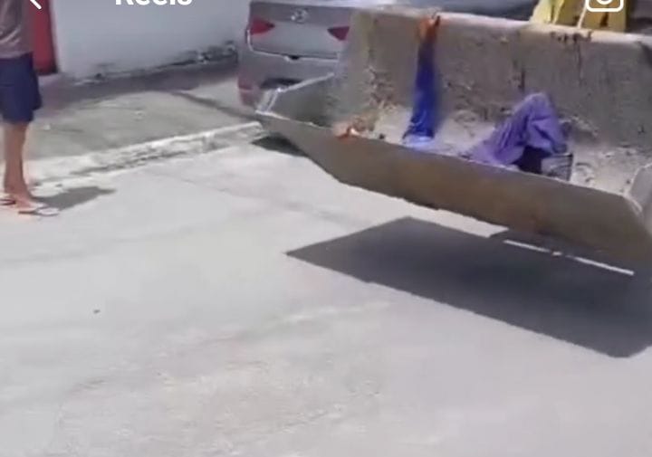 Um vídeo que circula nas redes sociais mostra o momento que a vítima é socorrida por uma retroescavadeira/Foto: Reprodução/Redes Sociais Um vídeo que circula nas redes sociais mostra o momento que a vítima é socorrida por uma retroescavadeira/Foto: Reprodução/Redes Sociais