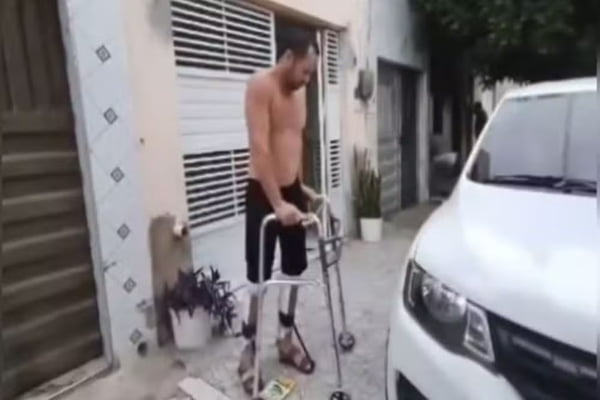 Vídeo mostra Regilânio dando pequenos passos na calçada de casa/foto: Reprodução/Redes Sociais Vídeo mostra Regilânio dando pequenos passos na calçada de casa/foto: Reprodução/Redes Sociais