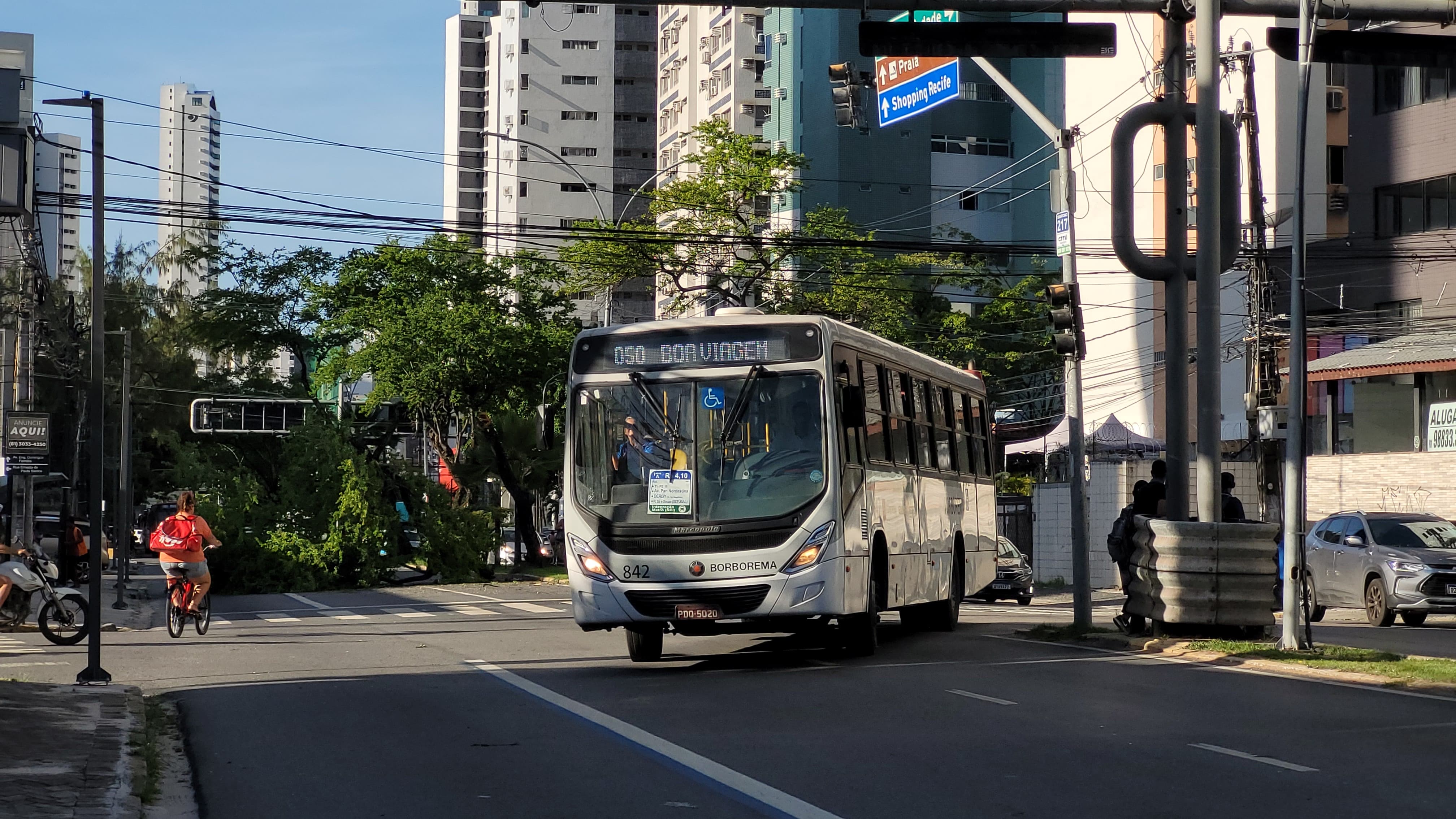 Aparentemente, nenhum carro foi atingido pela queda/Foto: Reprodução/Whatsapp Aparentemente, nenhum carro foi atingido pela queda/Foto: Reprodução/Whatsapp