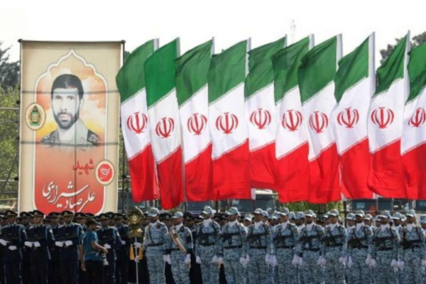 Soldados iranianos participam de desfile militar durante cerimônia que marca o dia anual do exército do país em Teerã, em 17 de abril de 2024/Crédito: ATTA KENARE / AFP Soldados iranianos participam de desfile militar durante cerimônia que marca o dia anual do exército do país em Teerã, em 17 de abril de 2024/Crédito: ATTA KENARE / AFP