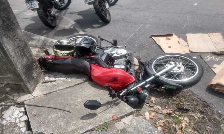A moto ficou jogada junto ao meio-fio da esquina e embaixo de um poste/Foto: Cortesia A moto ficou jogada junto ao meio-fio da esquina e embaixo de um poste/Foto: Cortesia