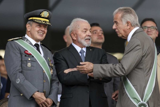 Presidente Lula entre o comandante do Exército, general Tomás Paiva (esquerda), e o ministro da Defesa, José Múcio, em cerimônia em frente ao QG da Força/foto: Marcelo Camargo/Agência Brasil Presidente Lula entre o comandante do Exército, general Tomás Paiva (esquerda), e o ministro da Defesa, José Múcio, em cerimônia em frente ao QG da Força/foto: Marcelo Camargo/Agência Brasil