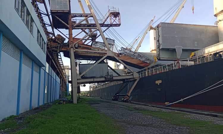 A torre do equipamento que realiza o carregamento da carga para o navio tombou sobre o porão de carga, causando avarias na estrutura do pórtico de apoio/Foto: Cortesia A torre do equipamento que realiza o carregamento da carga para o navio tombou sobre o porão de carga, causando avarias na estrutura do pórtico de apoio/Foto: Cortesia