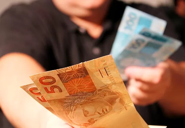 Do total de pessoas residentes em Pernambuco em 2023, 66,1% possuíam algum tipo de rendimento, em 2022, essa parcela era de 66,7%/Foto: Arquivo Agência Brasil Do total de pessoas residentes em Pernambuco em 2023, 66,1% possuíam algum tipo de rendimento, em 2022, essa parcela era de 66,7%/Foto: Arquivo Agência Brasil
