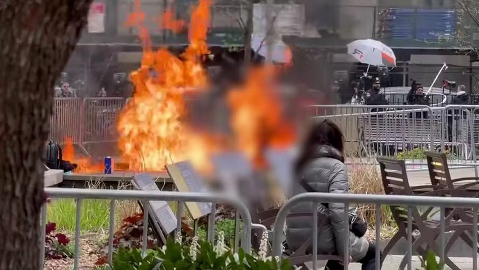 Homem ateou fogo sobre si em frente ao tribunal de Nova York/Foto: Reprodução