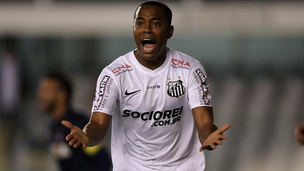 Nesses 20 dias fora do isolamento, Robinho foi autorizado a particar atividades físicas e participou de uma partida de futebol após detentos providenciarem uma chuteira para ele