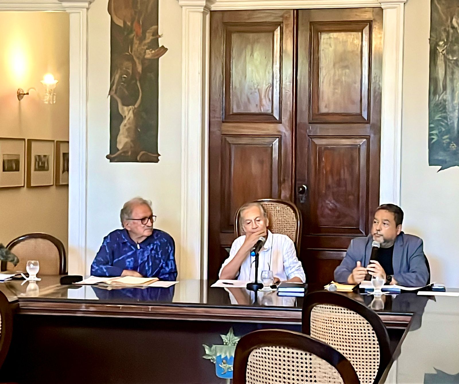 Acadêmico José Mário Rodrigues e presidente da APL, Lourival Holanda ao lado do Acadêmico Mário Hélio/Foto: Divulgação Acadêmico José Mário Rodrigues e presidente da APL, Lourival Holanda ao lado do Acadêmico Mário Hélio/Foto: Divulgação