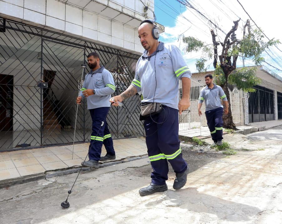 As atividades para identificar os vazamentos são feitas com o uso de geofone eletrônico/Foto: Divulgação/Compesa As atividades para identificar os vazamentos são feitas com o uso de geofone eletrônico/Foto: Divulgação/Compesa