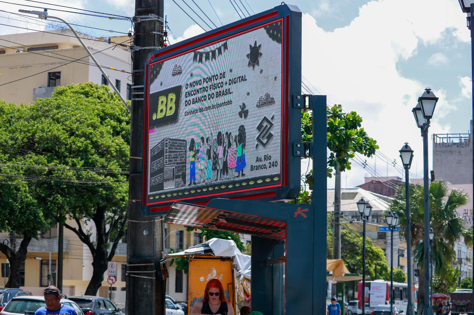 Letreiro luminoso em cima de parada de ônibus é contestado pelo Iphan/Foto: Marina Torres/DP Letreiro luminoso em cima de parada de ônibus é contestado pelo Iphan/Foto: Marina Torres/DP