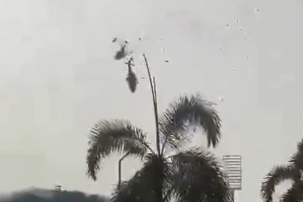 Momento em que os helicópteros colidem no ar/Crédito: Reprodução Momento em que os helicópteros colidem no ar/Crédito: Reprodução
