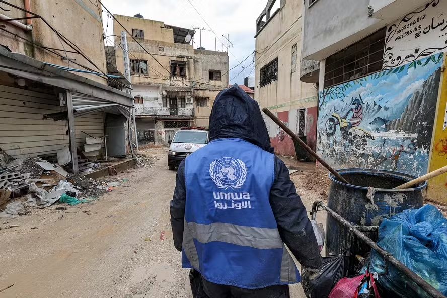 Acusações de Israel contra a UNRWA levaram cerca de 16 países a suspender ou congelar financiamentos/Foto: Jaafar Ashtiyeh/AFP Acusações de Israel contra a UNRWA levaram cerca de 16 países a suspender ou congelar financiamentos/Foto: Jaafar Ashtiyeh/AFP