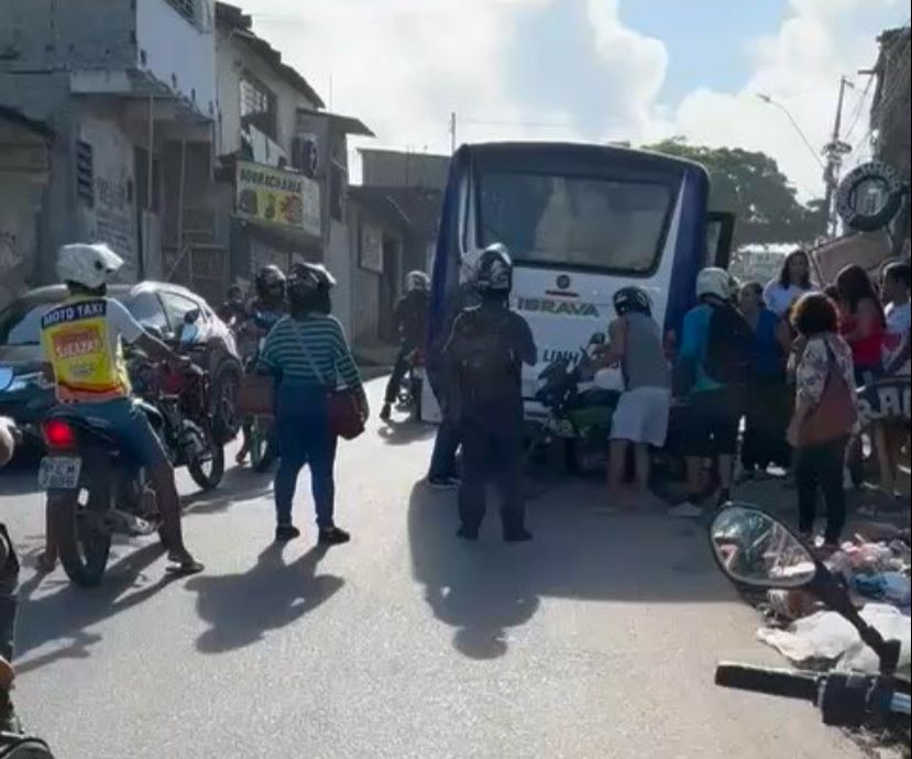 Micro-ônibus teria perdido controle em ladeira/Foto: Redes Sociais