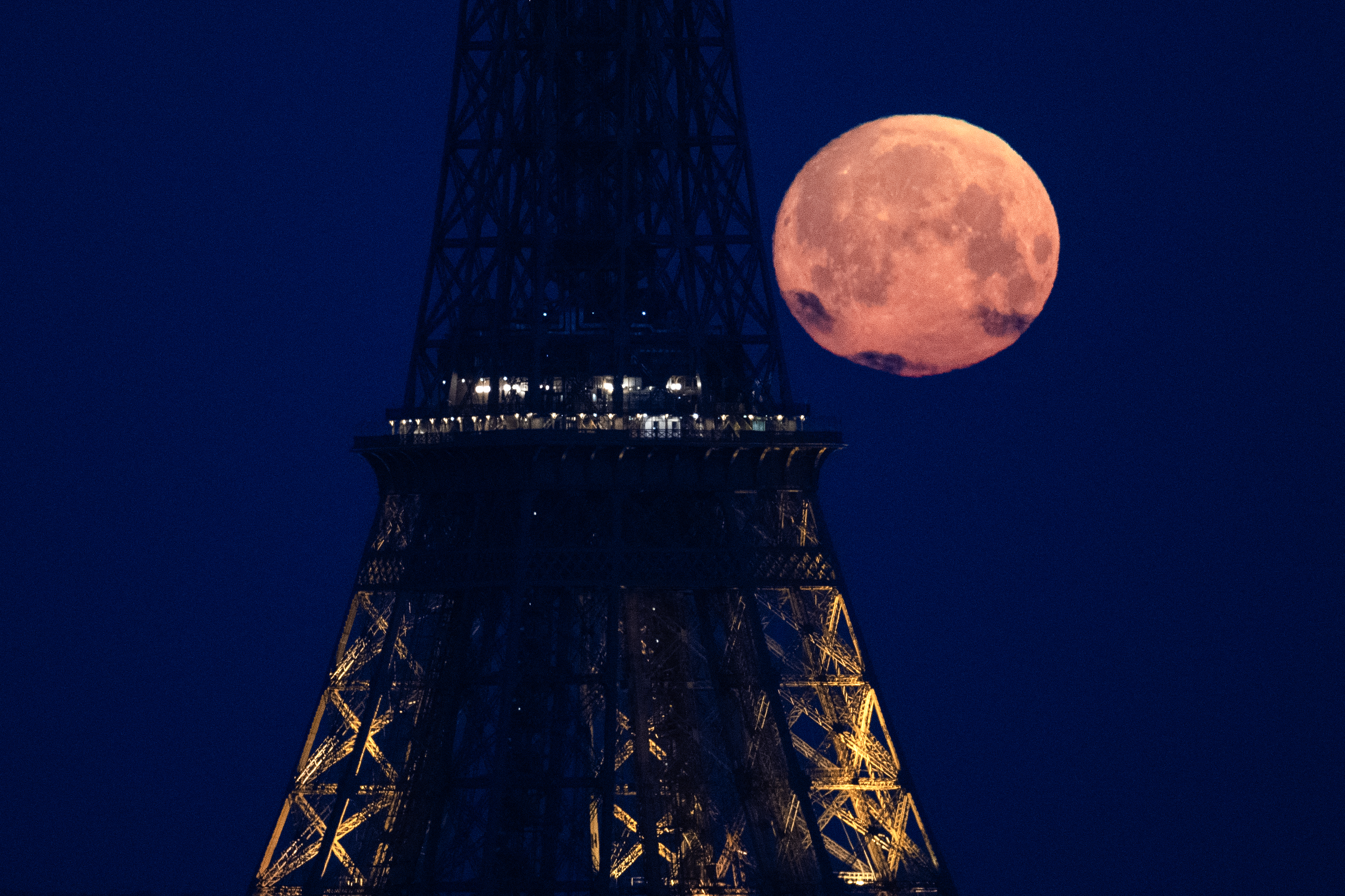 Fenômeno da "Lua Cheia Rosa"/Stefano RELLANDINI / AFP