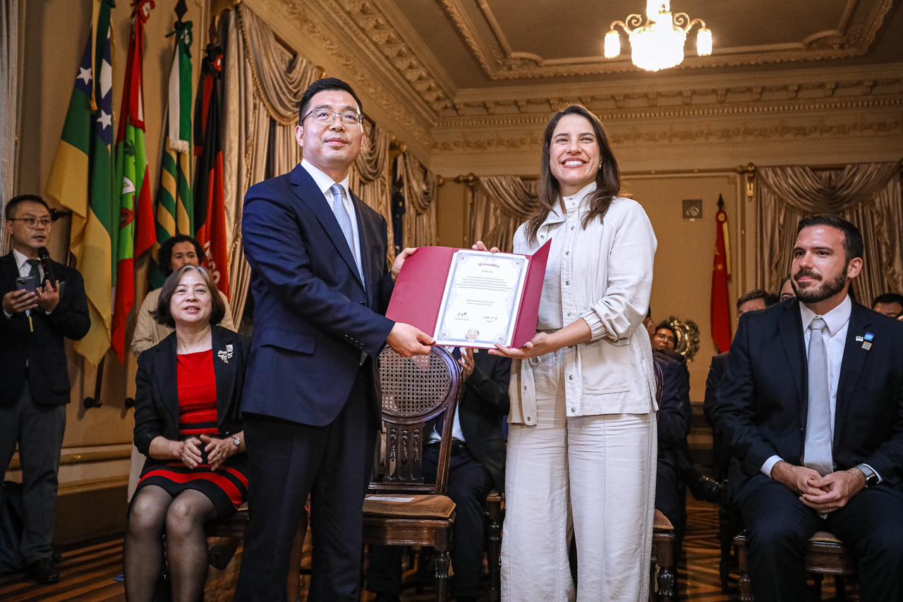 Memorandos foram assinados pela governadora Raquel Lyra e pelo Secretário-Geral Adjunto do Governo Popular da Província de Sichuan, Wang Jianjun/foto: Janaína Pepeu/Secom Memorandos foram assinados pela governadora Raquel Lyra e pelo Secretário-Geral Adjunto do Governo Popular da Província de Sichuan, Wang Jianjun/foto: Janaína Pepeu/Secom