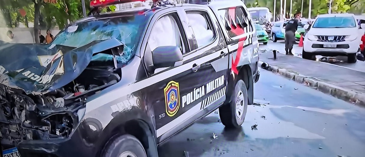 Viatura ficou com a frente destruída/Foto: Reprodução/Redes Sociais Viatura ficou com a frente destruída/Foto: Reprodução/Redes Sociais