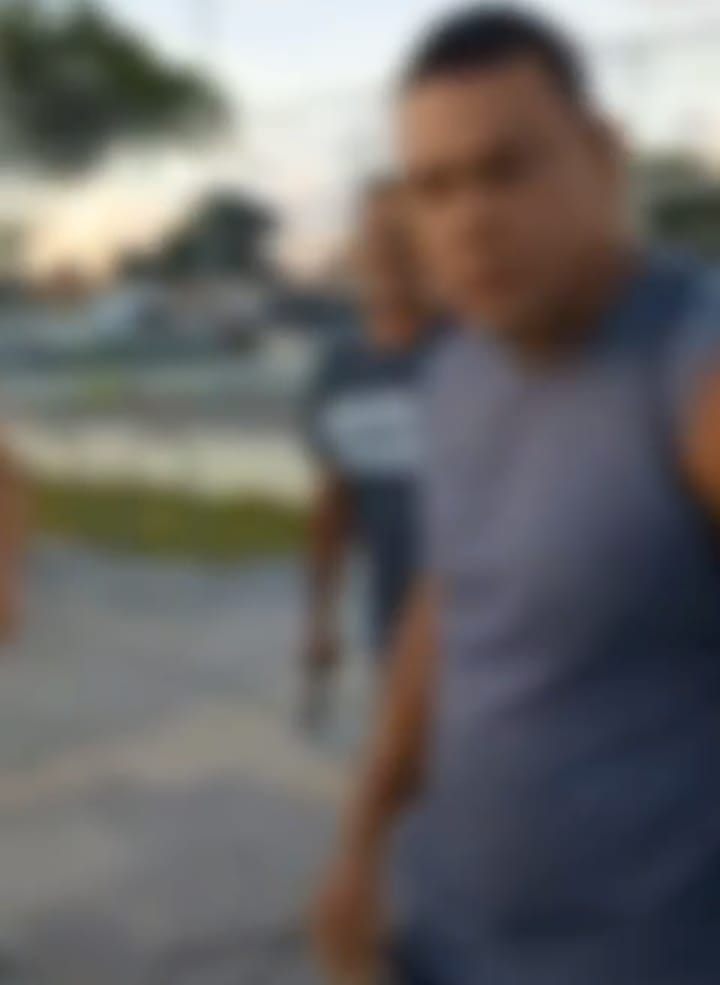 Um vídeo que circula nas redes sociais flagra o momento em que o segurança sacou a arma e atirou em um homem, após uma discussão por território político, em Paulista, no Grande Recife/Foto: Reprodução/Redes Sociais Um vídeo que circula nas redes sociais flagra o momento em que o segurança sacou a arma e atirou em um homem, após uma discussão por território político, em Paulista, no Grande Recife/Foto: Reprodução/Redes Sociais