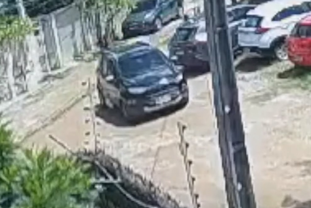 Carro de idosa foi "trancado" pelo veículo dos bandidos/Foto: Redes Sociais Carro de idosa foi "trancado" pelo veículo dos bandidos/Foto: Redes Sociais