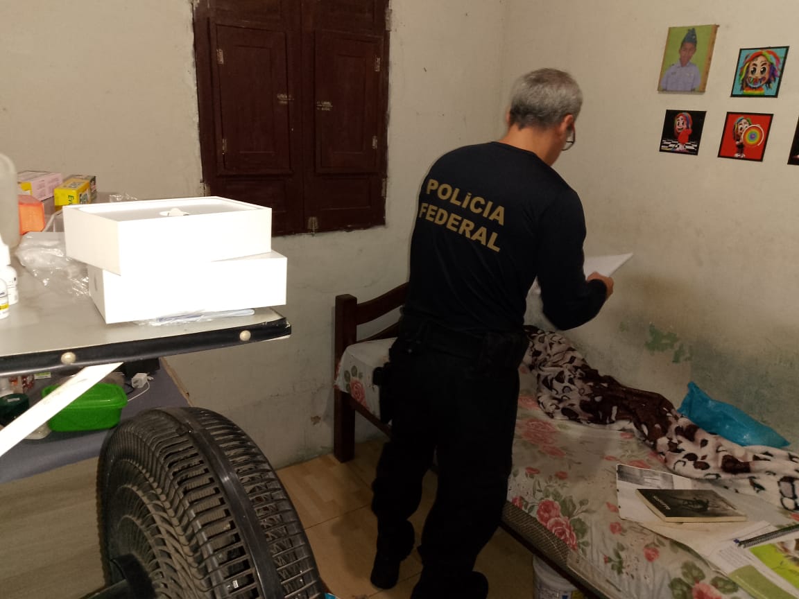 O mandado de busca e apreensão foi cumprido na casa de um suspeito, em Vitória de Santo Antão, na Mata Sul do Estado/Foto: Divulgação/PF O mandado de busca e apreensão foi cumprido na casa de um suspeito, em Vitória de Santo Antão, na Mata Sul do Estado/Foto: Divulgação/PF