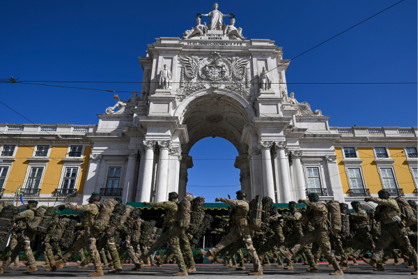 Militares portugueses participam em desfile e cerimónia militar para comemorar os 50 anos da Revolução dos Cravos/Crédito: PATRICIA DE MELO MOREIRA / AFP Militares portugueses participam em desfile e cerimónia militar para comemorar os 50 anos da Revolução dos Cravos/Crédito: PATRICIA DE MELO MOREIRA / AFP