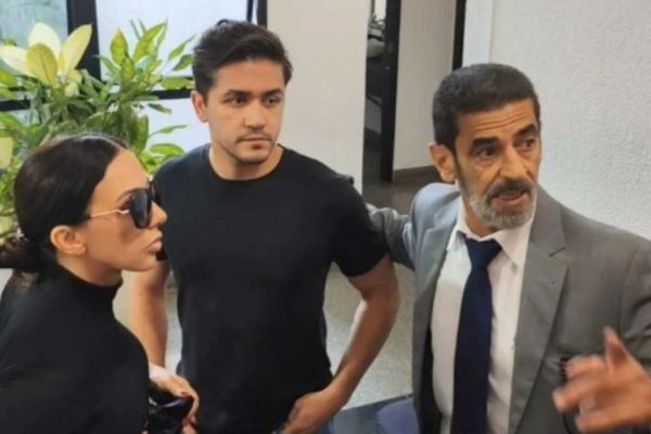 Fernan do Sastre Filho entre a mãe, Daniele, e o advogado, horas depois do acidente que matou o motorista de aplicativo por causa da violência da batida