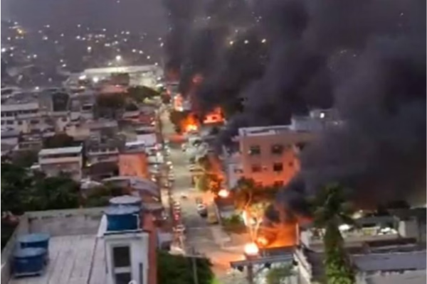 Complexo do Alemão e da Penha em chamas após operação policial/Crédito: Reprodução Complexo do Alemão e da Penha em chamas após operação policial/Crédito: Reprodução