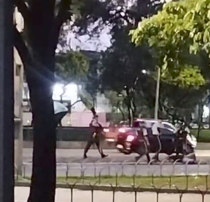 Vídeo mostra o momento em que o paciente é atingido por disparos em via pública, na Avenida Agamenon Magalhães, na área Central do Recife/Foto: Reprodução/Redes Sociais Vídeo mostra o momento em que o paciente é atingido por disparos em via pública, na Avenida Agamenon Magalhães, na área Central do Recife/Foto: Reprodução/Redes Sociais
