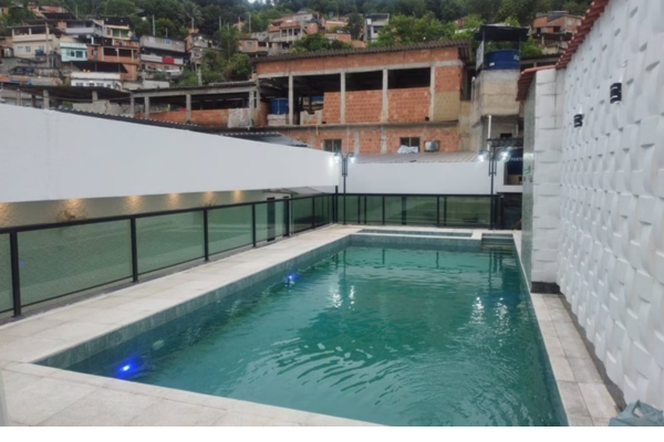 Casa usada por criminosos com piscina com LED/Créditos: Divulgação/PMERJ Casa usada por criminosos com piscina com LED/Créditos: Divulgação/PMERJ