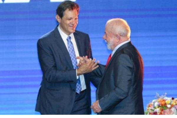 ''Quem discute o prêmio Nobel da Economia já está devendo dois prêmios para você. Você não foi indicado ainda, mas quem sabe eles indicam'', disse Lula a Haddad/Crédito: Fabio Rodrigues Pozzebom/ Agência Brasil