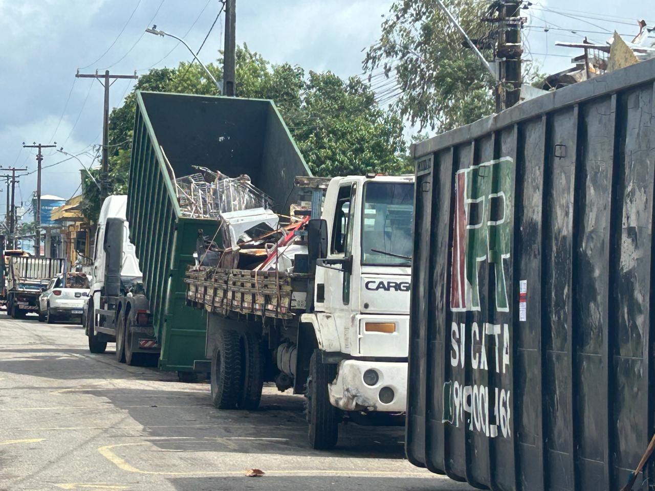 Antes do caso ser denunciado à secretaria, o material era transportado por caminhões e o que restava ficava exposto na rua/Foto: Divulgação/Secon Antes do caso ser denunciado à secretaria, o material era transportado por caminhões e o que restava ficava exposto na rua/Foto: Divulgação/Secon