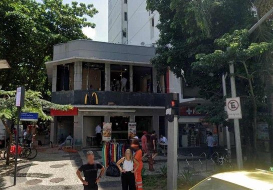 Mãe e filha estão "morando" em McDonald%u2019s na zona sul do Rio de Janeiro (crédito: Reprodução/Google Street View)/ Mãe e filha estão "morando" em McDonald%u2019s na zona sul do Rio de Janeiro (crédito: Reprodução/Google Street View)/