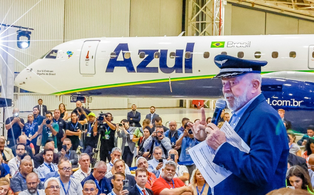 A declara&ccedil;&atilde;o foi dada durante a visita &agrave; sede da Embraer, em S&atilde;o Jos&eacute; dos Campos, em S&atilde;o Paulo/foto: Ricardo Stuckert / PR