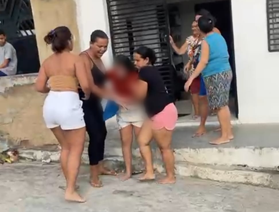 Vídeos enviados para o Diario de Pernambuco mostram o momento em que a vítima é retirada de casa pelos vizinhos/Foto: Reprodução/Whatsapp Vídeos enviados para o Diario de Pernambuco mostram o momento em que a vítima é retirada de casa pelos vizinhos/Foto: Reprodução/Whatsapp