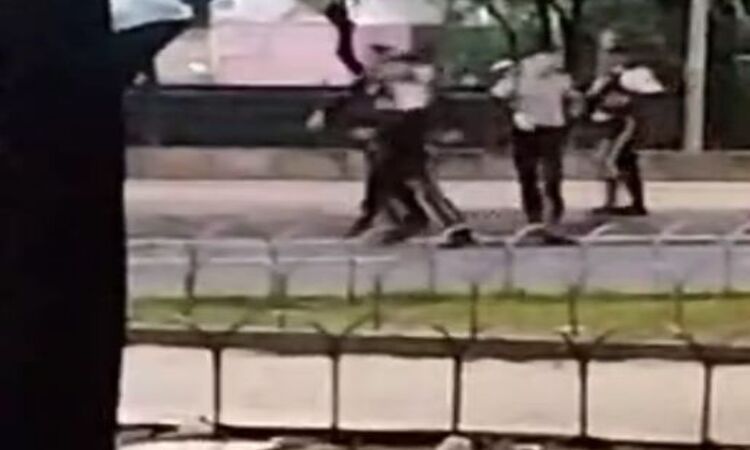 Nas imagens, também é possível ver que o paciente estava deitado em via pública quando levou um tiro/Foto: Reprodução Redes Sociais