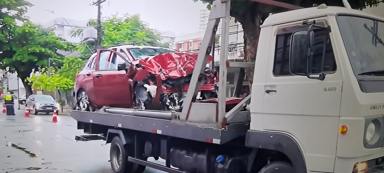 Carro vermelho ficou com frente destruída e foi levado por guincho/Reprodução: Redes Sociais Carro vermelho ficou com frente destruída e foi levado por guincho/Reprodução: Redes Sociais