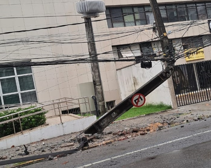 Poste ficou pendurado pelos fios