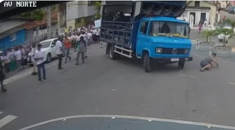 Caminhão perdeu controle em ladeira/Foto: Redes Sociais