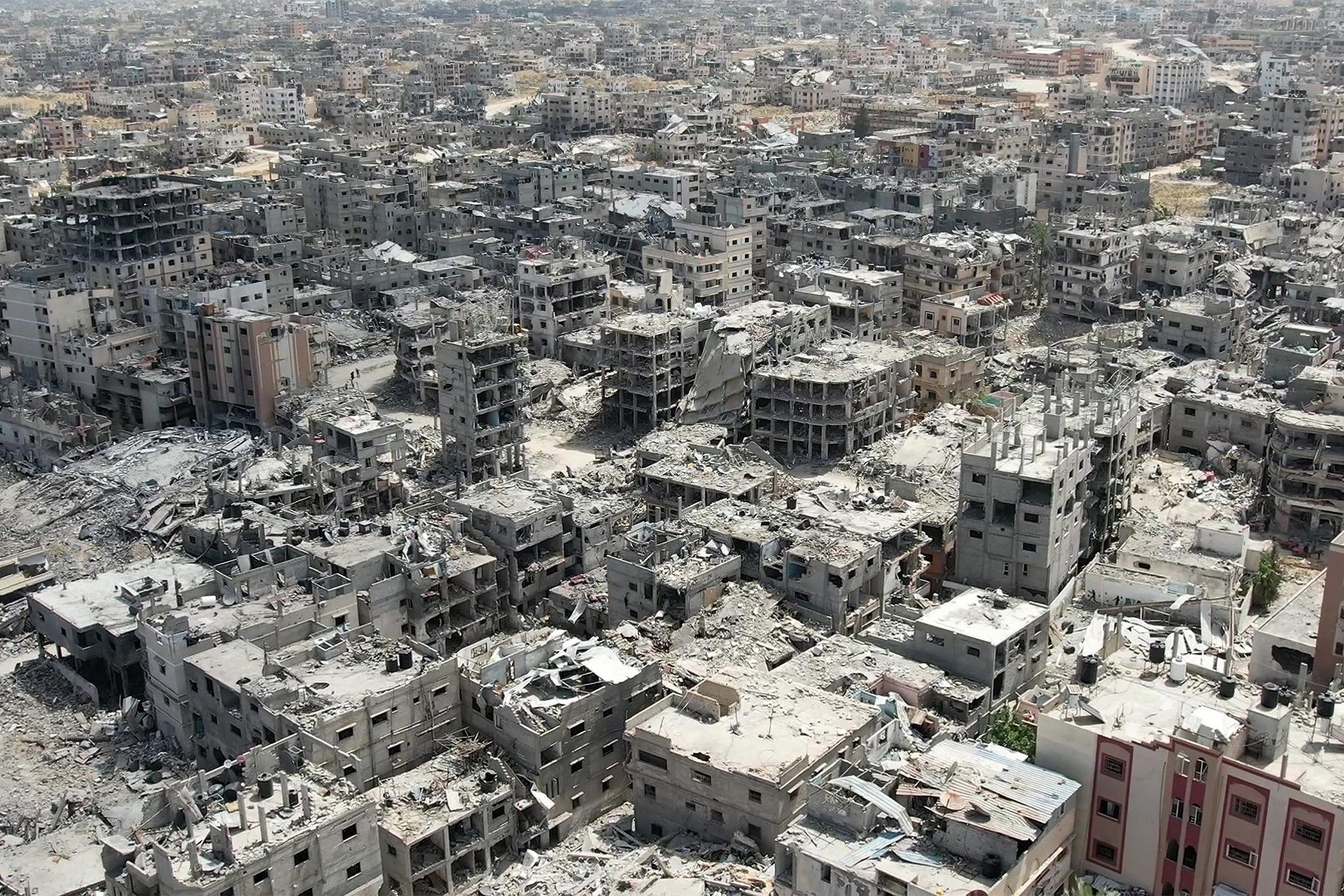 Vista a&eacute;rea de edif&iacute;cios destru&iacute;dos em Khan Yunis, no sul da Faixa de Gaza, em abril de 2024/Foto: AFPTV / AFP