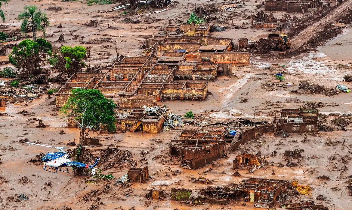 O rompimento de uma barragem da Samarco, controlada pela Vale e BHP, ocorreu em 5 de novembro de 2015/foto: Antonio Cruz/ Agência Brasil O rompimento de uma barragem da Samarco, controlada pela Vale e BHP, ocorreu em 5 de novembro de 2015/foto: Antonio Cruz/ Agência Brasil