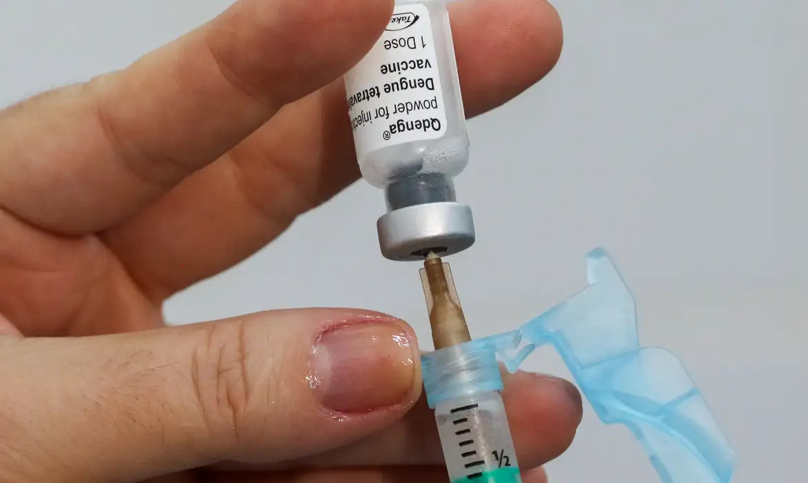 A ampliação no número de locais de vacinação vem diante do aumento no número de casos de dengue em todo o Estado/Foto: Fabio Rodrigues-Pozzebom/Agência Brasil A ampliação no número de locais de vacinação vem diante do aumento no número de casos de dengue em todo o Estado/Foto: Fabio Rodrigues-Pozzebom/Agência Brasil