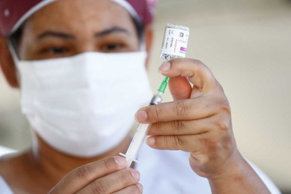 Ministério da Saúde afirma que a vacina da AstraZeneca ajudou a salvar milhares de vida no Brasil/Créditos: Vinícius Schmidt / Metrópoles