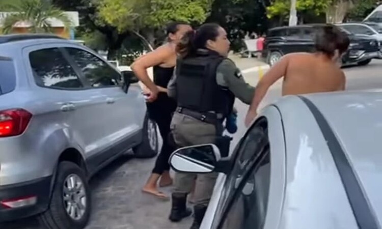 A mulher de 27 anos, que teve sua identidade preservada, levou um tapa da policial após espancar a própria filha de 11 anos./Foto: Reprodução/Internet