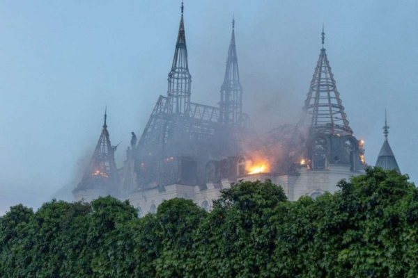 Esta fotografia tirada em 29 de abril de 2024, em Odesa, mostra um prédio em chamas danificado por um ataque de mísseis, em meio à invasão russa da Ucrânia/crédito: Oleksandr GIMANOV / AFP Esta fotografia tirada em 29 de abril de 2024, em Odesa, mostra um prédio em chamas danificado por um ataque de mísseis, em meio à invasão russa da Ucrânia/crédito: Oleksandr GIMANOV / AFP
