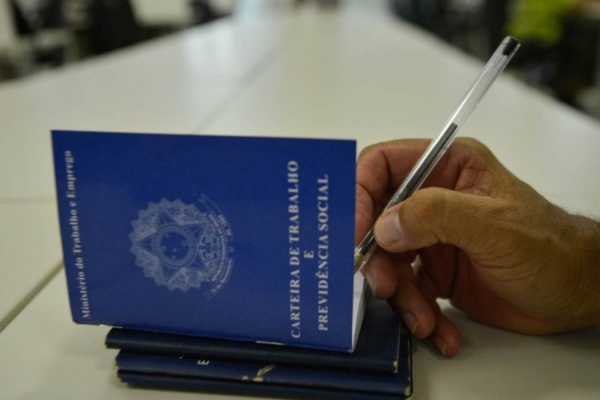 A população fora da força de trabalho (66,9 milhões) cresceu 0,9% (mais 607 mil pessoas) no trimestre
