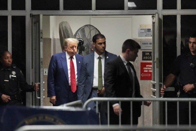 Trump foi multado por nove violações da ordem que havia recebido para não atacar o tribunal/Foto: Seth Wenig / POOL / AFP Trump foi multado por nove violações da ordem que havia recebido para não atacar o tribunal/Foto: Seth Wenig / POOL / AFP