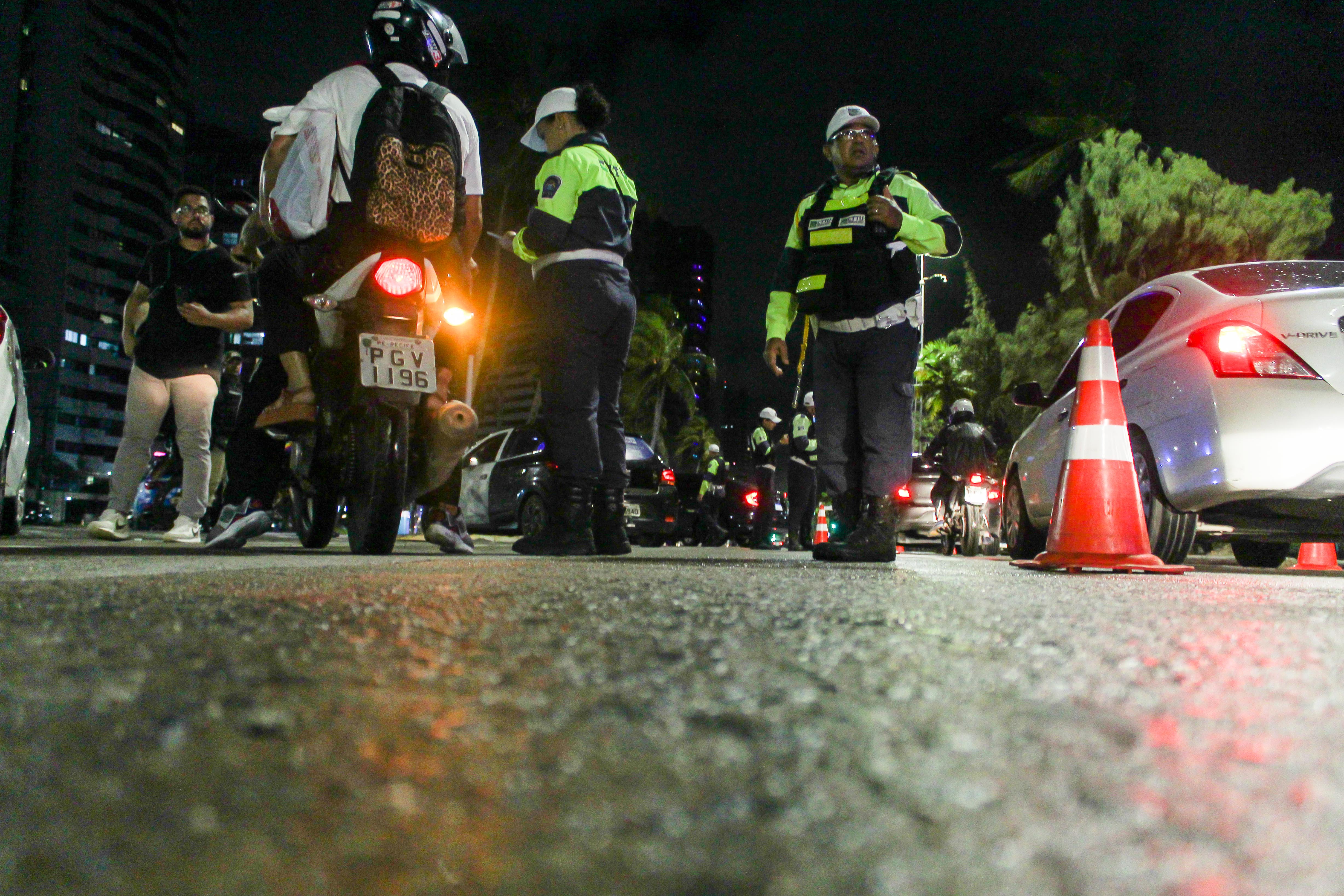 Recife tem blitze para orientar e fiscalizar motociclistas/Foto: Prefeitura do Recife Recife tem blitze para orientar e fiscalizar motociclistas/Foto: Prefeitura do Recife