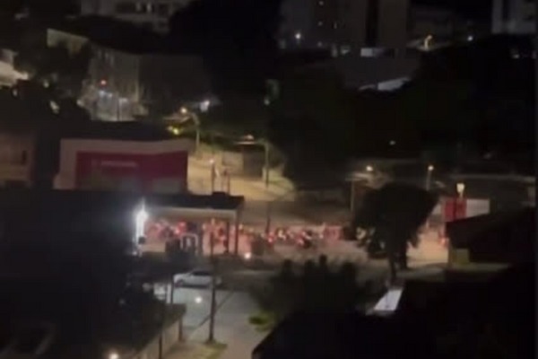 Jovens de moto fizeram muito barulho no Recife/Foto: Cortesia Jovens de moto fizeram muito barulho no Recife/Foto: Cortesia