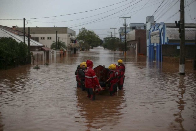 Os temporais obrigaram a retirada de cerca de 3.393 pessoas em mais de 100 municípios do estado/foto: ANSELMO CUNHA / AFP Os temporais obrigaram a retirada de cerca de 3.393 pessoas em mais de 100 municípios do estado/foto: ANSELMO CUNHA / AFP