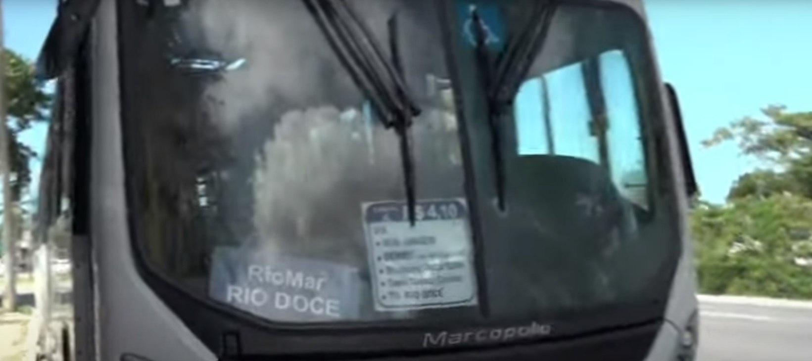 ônibus teve retrovisor danificado por passageiro/Foto: Redes Sociais